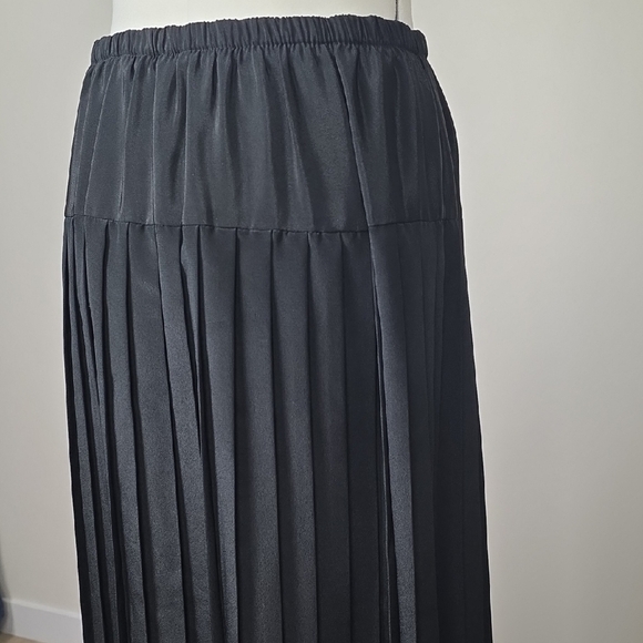 Vintage Black Pleated Midi Skirt – Elastic Waistband – Elegant Classic Style - Picture 2 of 9
